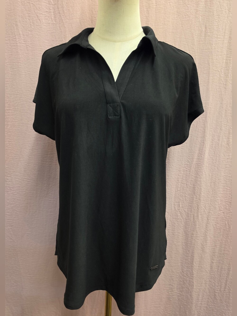 Jones New York V-neck Collard Short Sleeve Flowy Blouse- BLK, Medium